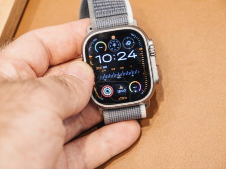 Foto de París, Francia - 22-sep-2023: Apple Watch Ultra 2 en mano masculina, mostrando Apple Computers nuevo reloj inteligente profesional en su día de lanzamiento en todo el mundo. - Imagen libre de derechos