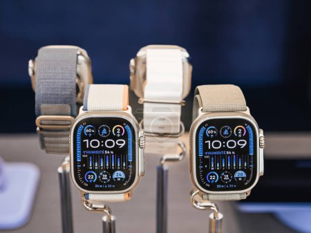 Téléchargez les photos : Paris, France - 22 sept. 2023 : Deux modèles Apple Watch Ultra 2 Titanium présentés comme des objets héros, avec de nouveaux visages de montres avec plusieurs points de données sur leurs écrans Retina - en image libre de droit