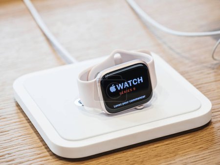 Téléchargez les photos : Paris, France - 22 sept. 2023 : Nouvelle Apple Watch Series 9 affichée comme un objet héros, se chargeant sur une table dans un Apple Store - en image libre de droit