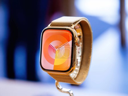 Foto de París, Francia - 22 de septiembre de 2023: Una exhibición de objetos heroicos presenta la serie 9 de Apple Watches, ubicada de manera prominente para captar la atención en su día de lanzamiento - Imagen libre de derechos