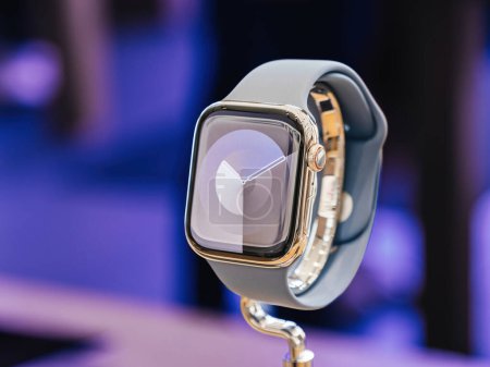 Foto de París, Francia - 22 de septiembre de 2023: Una exhibición de objetos heroicos presenta la serie 9 de Apple Watches, ubicada de manera prominente para captar la atención en su día de lanzamiento - Imagen libre de derechos