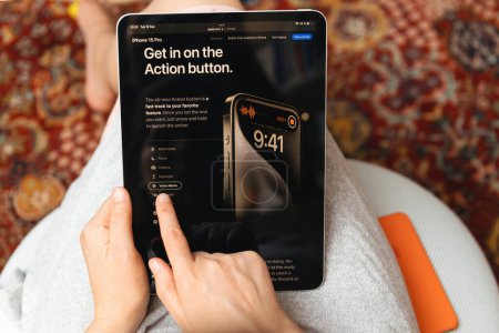 Foto de Londres, Reino Unido - 13 de septiembre de 2023: explorando el sitio web de Apple Computers en su iPad Pro, obteniendo información sobre la función de memorándum de voz del nuevo botón de acción para el último teléfono inteligente iPhone 15 Pro - Imagen libre de derechos