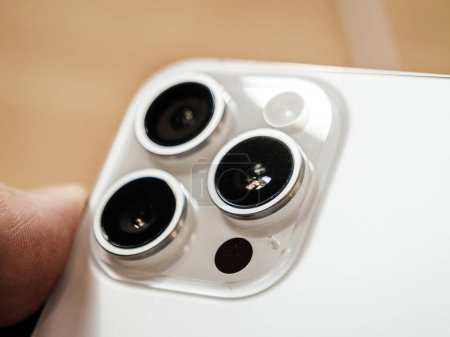 Téléchargez les photos : Paris, France - 22 sept. 2023 : Gros plan sur le dernier iPhone 15 Pro Max doté d'un objectif 120mm, incorporé à l'aide de la technologie tétraprismes par Apple pour des photos et vidéos à zoom clair. - en image libre de droit