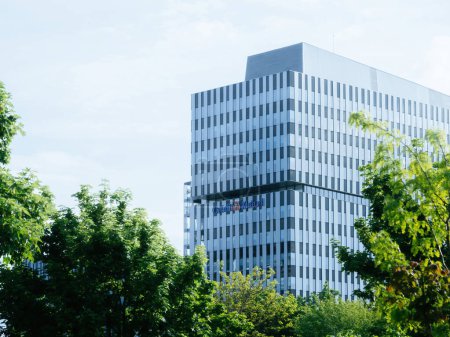 Foto de Estrasburgo, Francia - 8 de mayo de 2023: Exterior de Credit Mutuel sede en Estrasburgo, una imponente estructura ubicada en el barrio de Wacken con múltiples elementos de vidrio en la fachada - Imagen libre de derechos