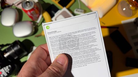 Téléchargez les photos : Londres, Royaume-Uni - Sep 28, 2023 : Emballage écologique neutre de CO2 de l'ordinateur Apple iphone 15 pro max - photo basculante - en image libre de droit