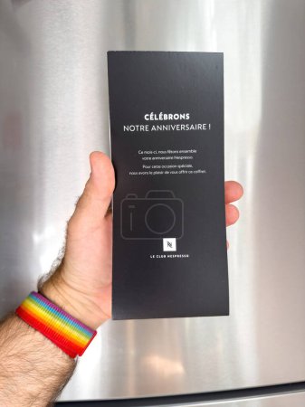 Téléchargez les photos : Londres, Royaume-Uni - 28 sept. 2023 : Une main d'homme saisissant un paquet capsule Nespresso en édition limitée célébrant l'anniversaire des marques. - en image libre de droit