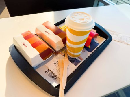 Téléchargez les photos : Kehl, Allemagne - 29 sept. 2023 : Un sandwich McRib double accompagné d'un cola, d'un couteau et d'une fourchette sur une table dans un restaurant McDonalds. - en image libre de droit