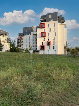Foto de Un edificio de apartamentos contemporáneo en Estrasburgo cuenta con balcones vívidamente decorados con rojo, lo que representa una oportunidad de inversión inmobiliaria de primera. - Imagen libre de derechos