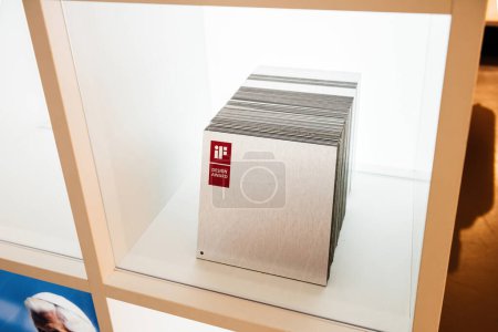 Foto de Alemania - 14-jul-2020: Placas metálicas de aluminio con el International Forum Design IFD Design Award y texto sobre un vibrante fondo rojo son una forma prestigiosa de mostrar su empresa y el - Imagen libre de derechos