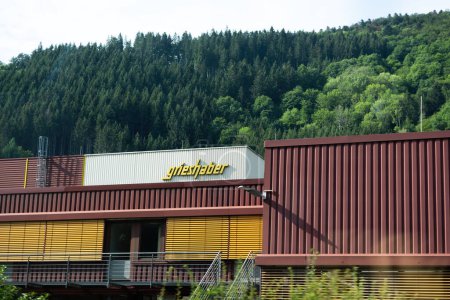 Téléchargez les photos : Schiltach, Allemagne - 14 juil. 2020 : Construction de l'usine Grieshaber Precision, située à Schiltach, Allemagne, spécialisée dans la fabrication de composants tournés avec précision, face à la Forêt-Noire. - en image libre de droit