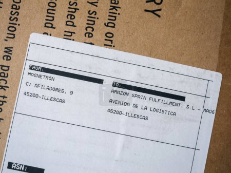 Téléchargez les photos : Madrid, Espagne - 22 mai 2023 : Une étiquette sur le colis en carton indique De Magnetron à Amazon Espagne Réalisation à Illescas, signifiant livraison de marchandises internationales. - en image libre de droit