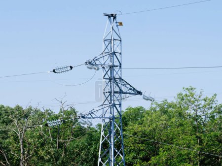 Foto de Un altísimo pilón eléctrico soporta líneas de alto voltaje, cruciales para la transmisión de energía eólica generada ecológicamente a hogares y negocios - Imagen libre de derechos