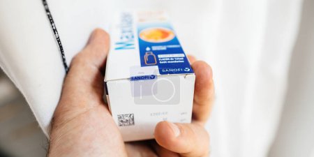 Téléchargez les photos : Paris, France - 12 juin 2023 : Le logo Sanofi Pharmaceuticals est bien en évidence sur un emballage de médicaments en carton, avec un sceau de protection contre les articles contrefaits - en image libre de droit