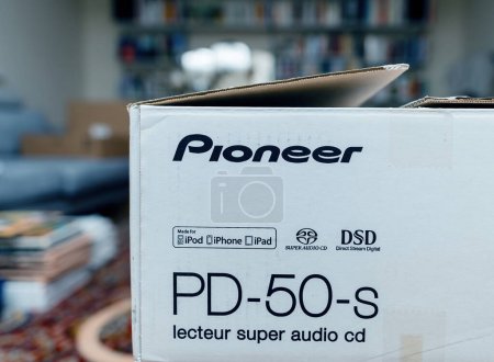 Téléchargez les photos : Hambourg, Allemagne - 24 juil. 2023 : Au cours du processus de déboxe, un lecteur CD Super Audio Pioneer PD-50-S est révélé, bénéficiant d'un support DSD avec compatibilité iPhone, iPad et iPod. - en image libre de droit