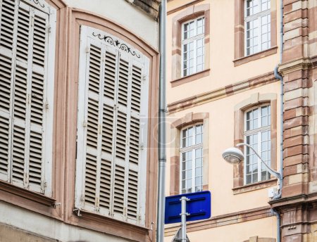 Téléchargez les photos : Un balcon captivant au cœur d'une ville française, mettant en valeur un développement immobilier de premier ordre - en image libre de droit