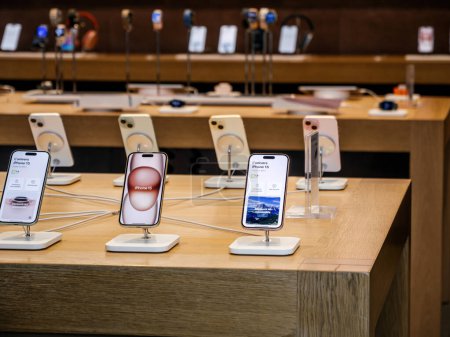 Foto de París, Francia - 22-sep-2023: El objeto héroe del día, el Apple Computers iPhone 15, brilla en el Apple Store en su día de lanzamiento, con otros teléfonos inteligentes que proporcionan un fondo dinámico - Imagen libre de derechos