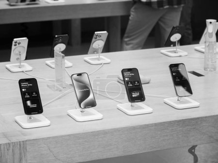 Téléchargez les photos : Paris, France - 22 sept. 2023 : Une représentation précise des nouveaux modèles Apple iPhone 15 Pro Max, présentés dans un arrangement noir et blanc saisissant, mettant en valeur leur esthétique moderne - en image libre de droit