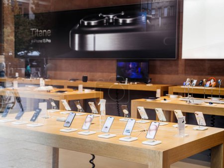 Foto de París, Francia - 22-sep-2023: el panel publicitario de Apple Store promueve el iPhone 15 Pro, acompañado de filas de nuevos teléfonos y relojes en una presentación global - Imagen libre de derechos