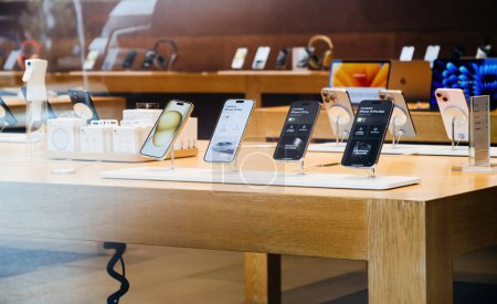 Foto de París, Francia - 22-sep-2023: En el Apple Store, los soportes magnéticos desiguales sirven para mostrar nuevos ordenadores Apple, así como el tan esperado iPhone 15 Pro Max. - Imagen libre de derechos