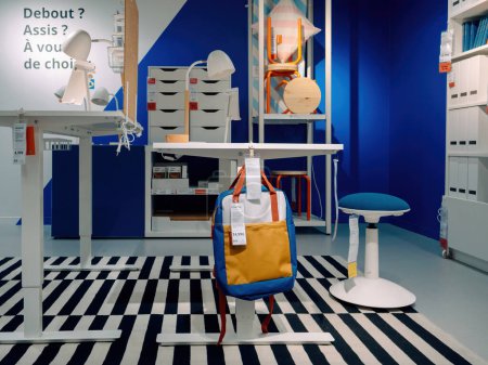 Foto de París, Francia - 31 de agosto de 2023: Dentro de una habitación infantil de tiendas de muebles IKEA, una mochila Starttid se muestra prominentemente, acompañada por una mesa de trabajo para niños y un conjunto de sillas. - Imagen libre de derechos