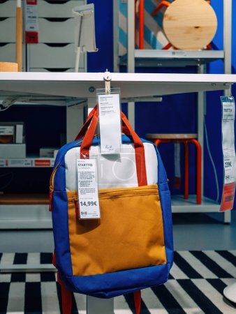 Foto de París, Francia - 31 de agosto de 2023: De vuelta a la escuela en IKEA La tienda sueca de muebles al por menor presenta la mochila Starttid como el objeto héroe, que se presenta claramente en un entorno de habitación para niños. - Imagen libre de derechos