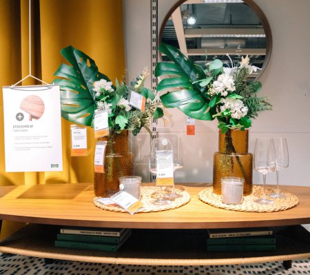 Téléchargez les photos : Paris, France - 31 août 2023 : Dans le magasin de meubles suédois IKEA, des objets de décoration tels que des vases, des miroirs et des fleurs sont proposés à la vente, enrichissant les options de design d'intérieur - en image libre de droit