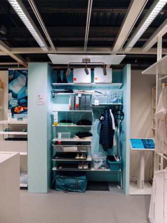 Téléchargez les photos : Paris, France - 31 août 2023 : En l'absence d'acheteurs, un placard rempli de vêtements et de boîtes est présenté dans un magasin de meubles suédois IKEA, incarnant le concept Buy for Your Home - en image libre de droit