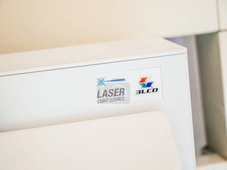 Foto de París, Francia - 31 de agosto de 2023: macro shot ofrece una vista detallada de un proyector Epson Laser Light Source 3LCD, destacando sus intrincados componentes y características tecnológicas - Imagen libre de derechos