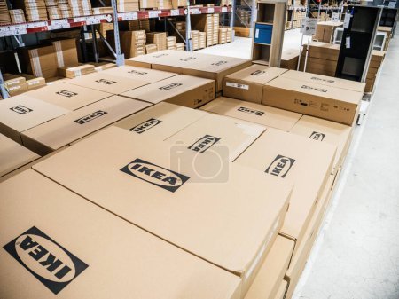 Téléchargez les photos : Paris, France - 31 août 2023 : Dans un magasin de meubles suédois IKEA, une pile méticuleusement organisée de plusieurs boîtes IKEA est facilement préparée pour la commodité du client et l'achat rapide - en image libre de droit