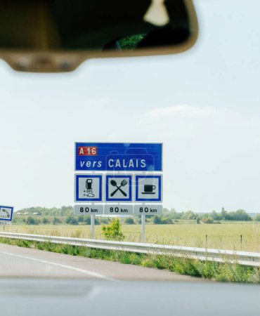 Téléchargez les photos : Sur l'autoroute A16 en France, un panneau Vers Calais guide les conducteurs vers Calais et répertorie les commodités telles que les stations-service, les restaurants et les cafés situés à 80 km.. - en image libre de droit