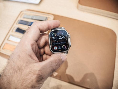 Foto de París, Francia - 22-sep-2023: Una perspectiva en primera persona de una mano masculina, sosteniendo el nuevo reloj inteligente Apple Computers Watch Ultra 2, con el nuevo diseño Modular Ultra - Imagen libre de derechos