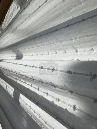 Téléchargez les photos : Gros plan d'un rideau blanc moderne, capturant sa texture et la qualité de son tissu - en image libre de droit