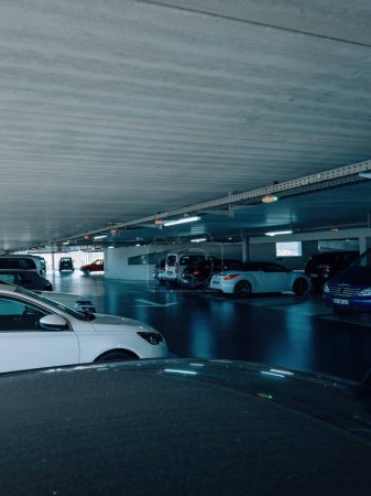 Téléchargez les photos : Strasbourg, France - 11 oct. 2023 : Un garage de couleur bleue dispose d'une rangée de plusieurs voitures garées à l'intérieur, créant un affichage automobile organisé et visuellement agréable - en image libre de droit