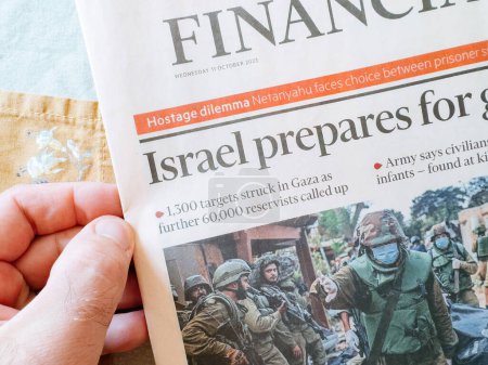 Téléchargez les photos : Paris, France - 11 oct. 2023 : Les manchettes du journal Financial Times concernant le conflit israélo-palestinien - Israël se prépare et un réserviste militaire appelé - en image libre de droit