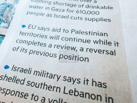 Téléchargez les photos : Paris, France - 11 oct. 2023 : Les manchettes du Financial Times sur le conflit israélo-palestinien : escalade militaire, situation de l'UE et dilemme de l'approvisionnement - en image libre de droit