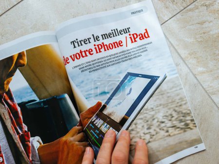Foto de París, Francia - 11 de octubre de 2023: Saca lo mejor de tu iPhone y iPad con Apple Computers - Titular en una revista de revisión tecnológica - Imagen libre de derechos