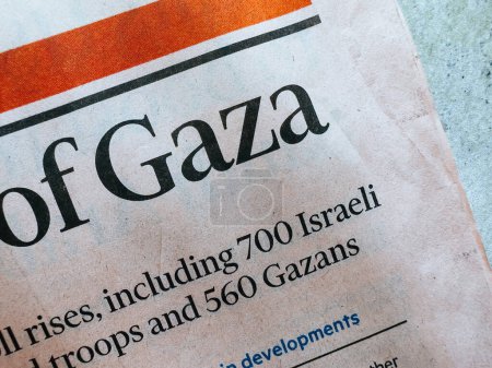 Téléchargez les photos : Paris, France - 11 oct. 2023 : Capture d'un gros plan macro d'un journal international. A la une : Gaza : Troupes et civils israéliens couvrant le conflit israélo-palestinien - en image libre de droit