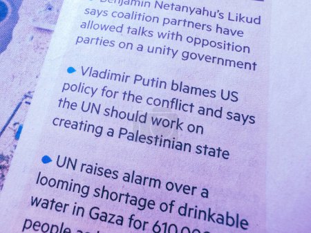 Foto de París, Francia - 11 de octubre de 2023: Vladimir Putin culpa a la política estadounidense por el conflicto en Gaza e Israel, pide acción de la ONU contra el estado palestino - Financial Times headline - Imagen libre de derechos