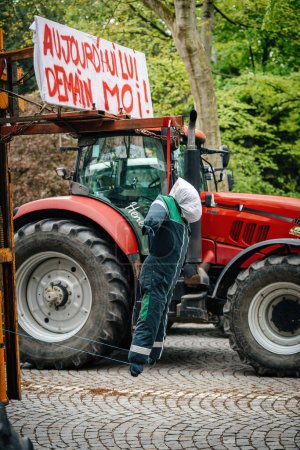 Foto de Estrasburgo, Francia - 30 de abril de 2021: La silueta humana ahorcada en una protesta de agricultores en Estrasburgo con tractores, transmitiendo el mensaje Today Him, Tomorrow Me - Imagen libre de derechos
