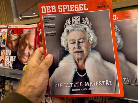 Foto de Fráncfort del Meno, Alemania - 9 de septiembre de 2022: El título regio final adorna la portada de Der Spiegel, retratando a la reina Isabel adornada con una corona y un ojo cerrado - Imagen libre de derechos