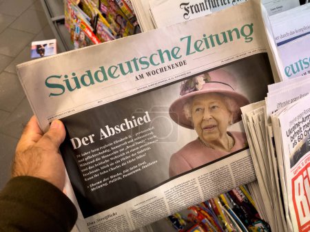 Téléchargez les photos : Francfort, Allemagne - 10 sept. 2022 : Le titre et le portrait d'adieu de la reine Elisabeth sur la couverture de Suddeutsche Zeitung aux kiosques de presse allemands, un incontournable pour les amateurs de presse - en image libre de droit