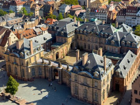 Foto de Perspectiva aérea: El espléndido Palais Rohan, situado en el centro de Estrasburgo, rodeado de diminutas siluetas de personas y situado en el encantador telón de fondo de edificios alsacianos de madera un - Imagen libre de derechos