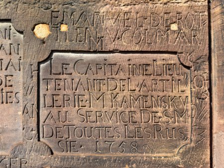 Téléchargez les photos : Anciennes sculptures françaises : les murs de la cathédrale Notre-Dame de Strasbourg portent 265 inscriptions historiques en lettres françaises élégantes et captivantes, un témoignage du riche patrimoine des cathédrales et - en image libre de droit