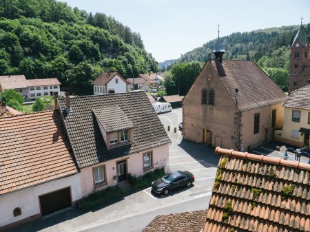 Téléchargez les photos : Une perspective aérienne capture Abbaye de Graufthal, encadrée par la rue Principale à Eschbourg, Alsace, avec une voiture stationnée solitaire - en image libre de droit