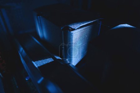 Foto de Un primer plano revela el enfriador de CPU de computadora de rendimiento múltiple ultra silencioso, caracterizado por su fundido de color azul prístino, que encarna la esencia de la tecnología de vanguardia - Imagen libre de derechos