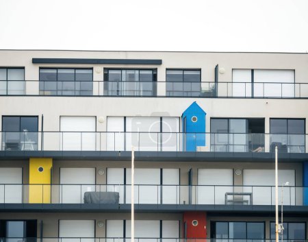 Téléchargez les photos : Charmantes maisons françaises affichent des compartiments de rangement colorés sur leurs balcons, ce qui renforce leur attrait côtier. - en image libre de droit