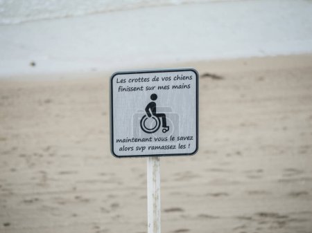 Téléchargez les photos : Neufchatel-Hardelot, France - 18 août 2023 : Un message humoristique pour les propriétaires de chiens est transmis, Les excitations de vos mains sont terminées sur mes mains, à la plage française - en image libre de droit