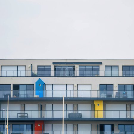 Téléchargez les photos : Les maisons françaises colorées disposent de compartiments de rangement bleus, jaunes et rouges sur leurs balcons, ajoutant du charme à l'immobilier en bord de mer - en image libre de droit