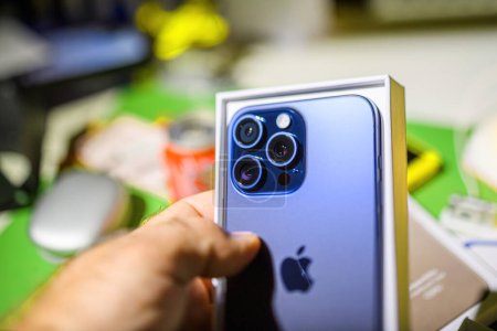 Foto de Londres, Reino Unido - 28 de septiembre de 2023: Una mano revela el iPhone 15 Pro de triple cámara durante una lente de zoom oficial unboxing 5x - Imagen libre de derechos