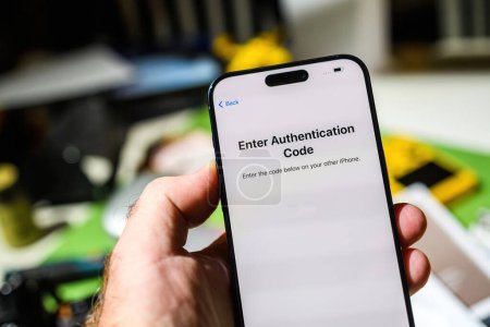 Foto de Londres, Reino Unido - 28 de septiembre de 2023: Introduzca el código de autenticación en el otro iPhone durante la actualización de 14 Pro a 15 Pro Max - Imagen libre de derechos